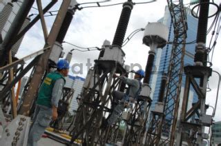 Petugas Pln Memeriksa Isolator Gardu Listrik Mampang Datatempo