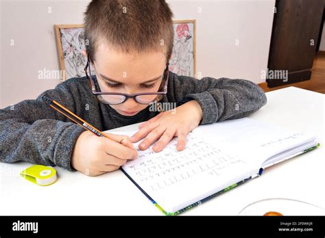 élève garçon fait l école de devoirs Banque de photographies et d