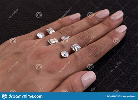 Diamantes En La Mano Femenina Imagen De Archivo Imagen De Lujo Azul