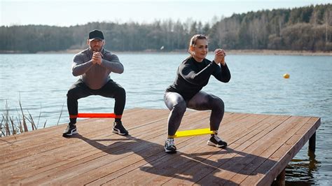 Squat avec élastique un exercice pour muscler vos jambes