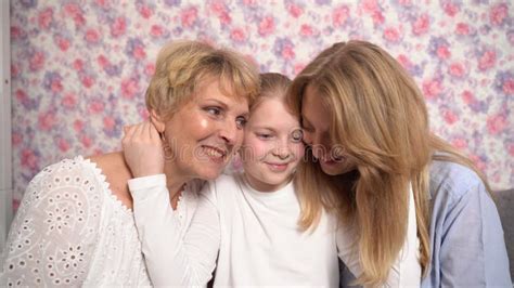 La Chica Abraza Y Besa A Su Abuela Y Su Madre Expresa Su Amor Hacia