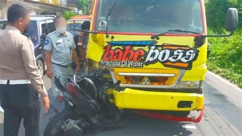 Kecelakaan Maut Seorang Pemotor Tewas Terlindas Truk Saat Hindari