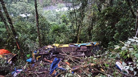 Una Flota Se Embarranca En El Camino A Los Yungas Los Tiempos