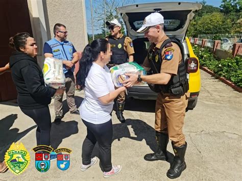 Policiais Militares Do Bptran Realizam Entrega De Cestas B Sicas Para