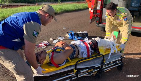 Motociclista é socorrido pelo Siate após colisão na Av Perimetral