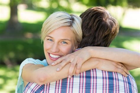 Feliz pareja abrazándose en el parque Foto Premium