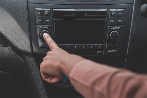 La Mano De La Mujer Enciende La Radio En El Coche Para Escuchar Música Foto Premium