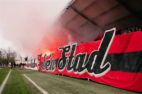 Aficionados de Ajax muestran su apoyo masivo antes del Clásico