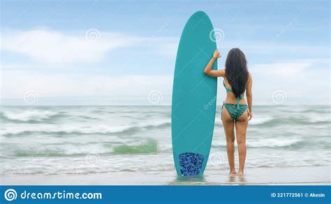 Una Mujer En Bikini De Pie En La Playa Con Tabla De Surf Imagen De