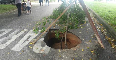 G1 Vazamento De Esgoto Abre Buraco Em Rua De Sorocaba Notícias Em