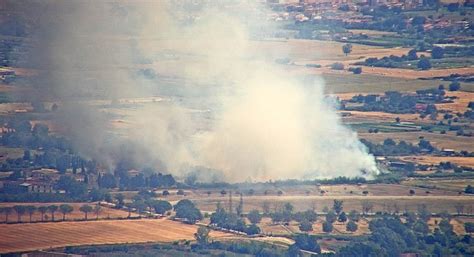 Incendio Sterpaglie Minaccia Le Cascine Di Tavola In Azione Anche Un