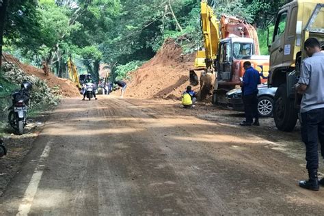 Pembersihan Material Longsor Jalur Cianjur Puncak Sempat Terhenti Gempa