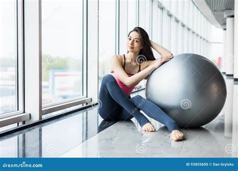 Mujer Que Se Resuelve Con La Bola Del Ejercicio En Gimnasio Mujer De