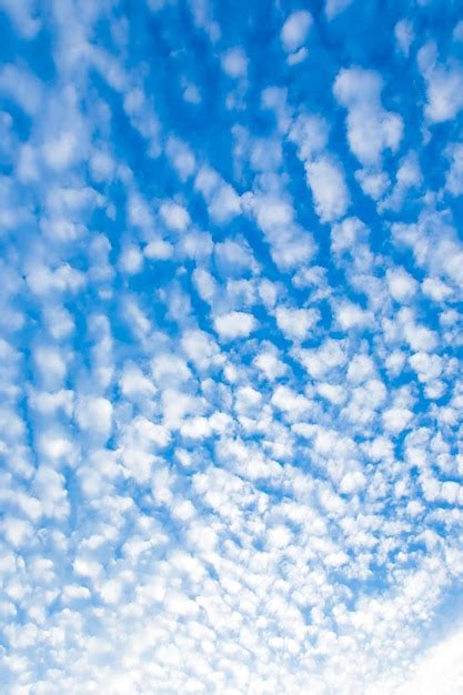 Hermosas Nubes En Un Cielo Azul Foto Premium