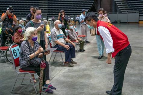 照片有亮點！ 陳其邁為接種鞠躬致歉 網感動：有溫度的市長 政治 自由時報電子報