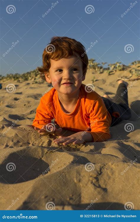 Muchacho Que Miente En Su Panza En La Playa Imagen De Archivo Imagen