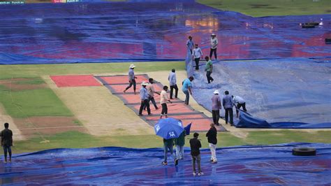 SRH Vs GT LIVE Score IPL 2024 Covers Back On As Rain Returns In