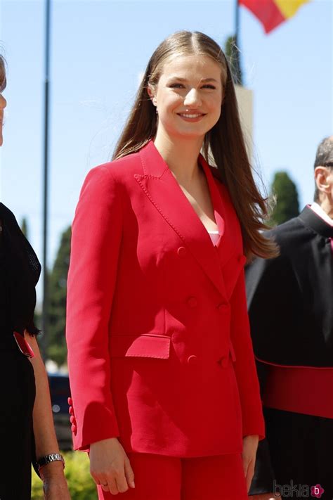 La Princesa Leonor Muy Sonriente En El Monasterio De Los Jer Nimos En