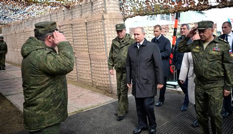 FOTO Gaya Putin Saat Pantau Latihan Militer Terbesar Rusia Foto