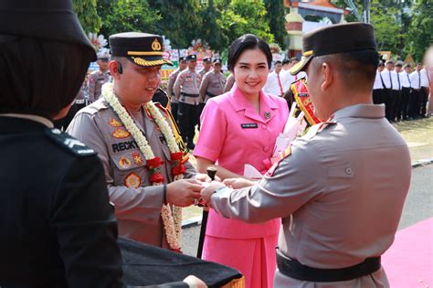 Resmi Jabat Kapolres Kebumen AKBP Recky Disambut Pedang Pora