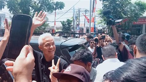 Sambangi Pasar Jatiasih Bekasi Ganjar Diserbu Curhatan Pedagang