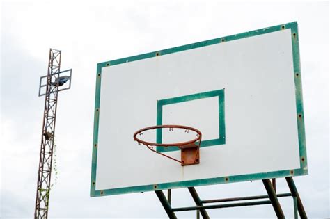 Tablero De Baloncesto De Madera Con Marco De Aro Verde Foto Premium