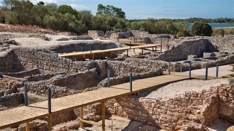 Arqueólogos descobriram vestígios de muro e balneário romano na Comenda