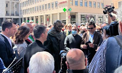 Cosenza Inaugurato La Statua Di Giacomo Mancini Sulle Note Di Bella Ciao