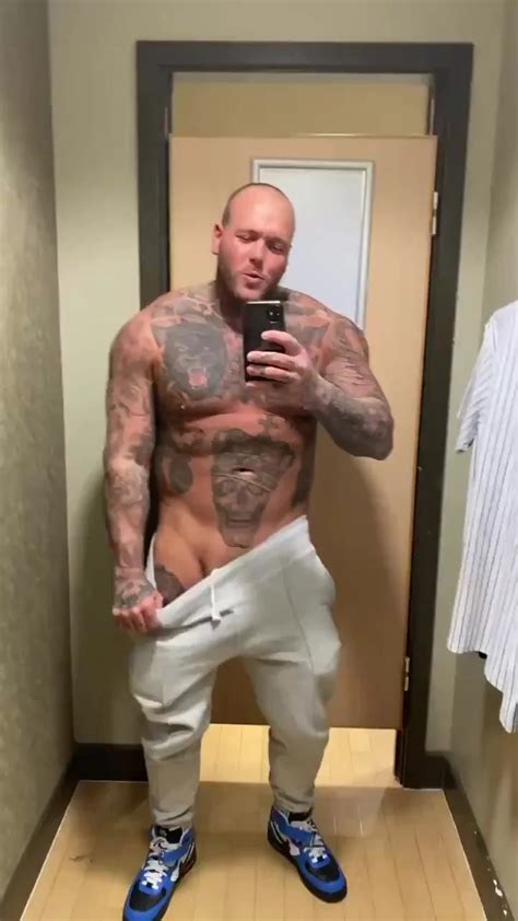 Cocks Huge Tattooed Muscle Hunk Showing Off