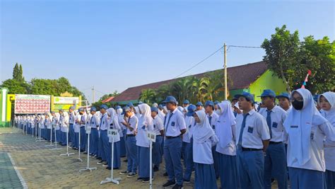 Man Bandar Lampung Menggelar Upacara Rutin Pengibaran Bendera Merah