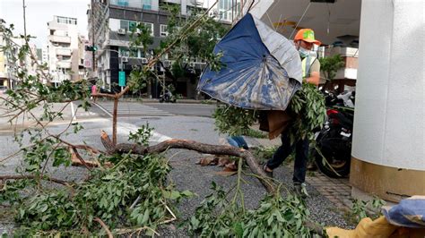 山陀兒肆虐！高雄多處路樹遭連根拔起 災情通報5988件、撤離2700人 天氣 太報 Taisounds