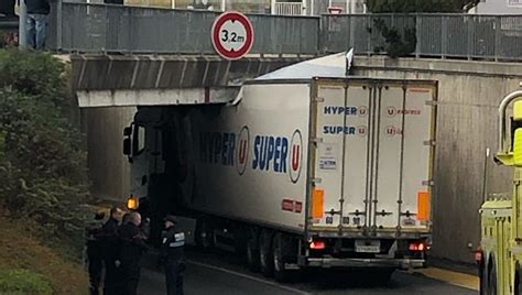 Tain L Hermitage Un Camion S Encastre Sous Le Pont Du Chemin De Fer