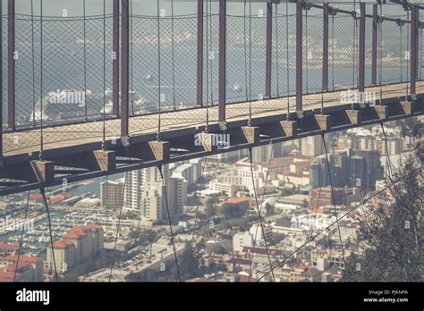 El puente colgante sobre el Peñón de Gibraltar Joya y enclave