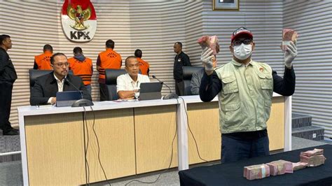 Foto KPK Geledah Rumdin Bupati Bondowoso Soal OTT Kajari Bondowoso