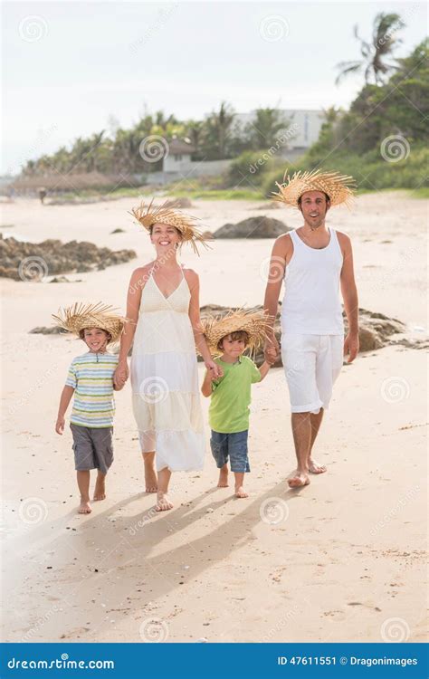 El Recorrer En La Playa Imagen De Archivo Imagen De Hermano 47611551