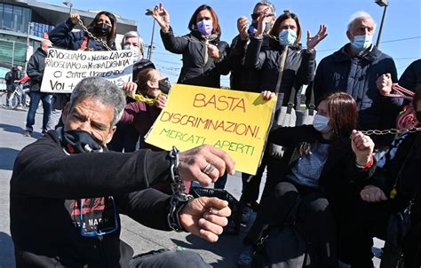 Torino Protesta Venditori Ambulanti Furgoni Dallo Stadio Della