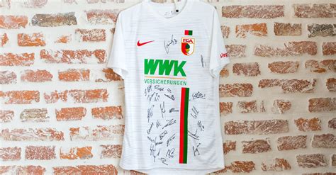 Fc Augsburg Versteigert F R Fans Ein Teamsigniertes Trikot