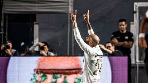 Santos vence o Botafogo na Vila Belmiro e avança às oitavas de final da