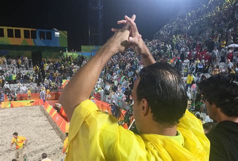 Tadeu Schmidt vibra o ouro do sobrinho Bruno e pede música por