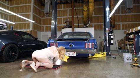 ASMR Bumper ShineBusty Blonde 穿着迷你连衣裙抛光剂 Pornhub