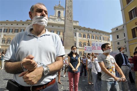 Piazza Montecitorio Flash Mob Per Dire No Alla Legge Contro L Omofobia