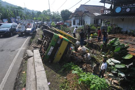 Truk Terguling Di Ciampea Dua Penumpang Tewas Sopir Kabur