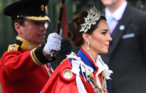 Kate Middleton Allincoronazione Labito Regale Di Mcqueen E Lomaggio