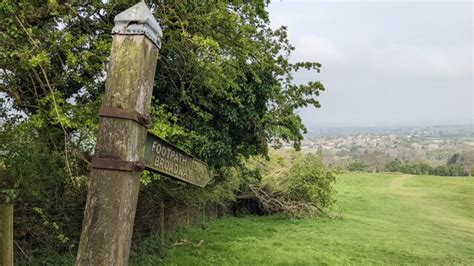 Footpath To Broadway Fingerpost Fabian Musto Cc By Sa 2 0