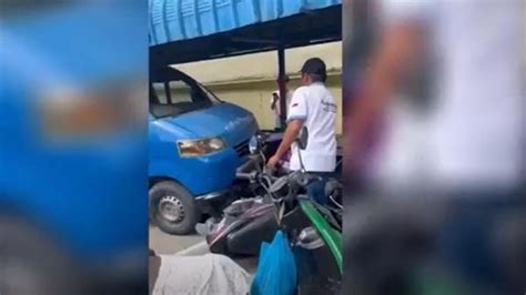 Angkot Tabrak 3 Motor Ojol Dan Lapak Pedagang Di Halte Millenium Plaza