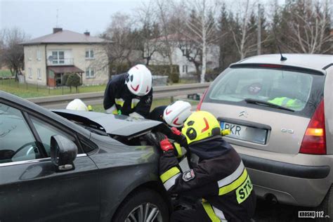 Zderzenie trzech samochodów na DK19