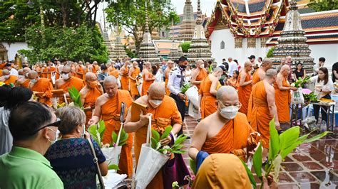 ตักบาตรดอกไม้ ประเพณีที่สืบทอดมาอย่างยาวนานในวันเข้าพรรษา