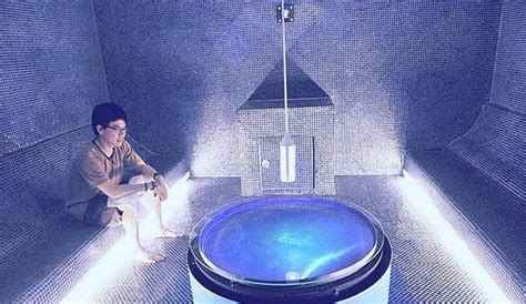 水疗偷窥 学生装扮 的女孩 被全程 记录 无所遁形