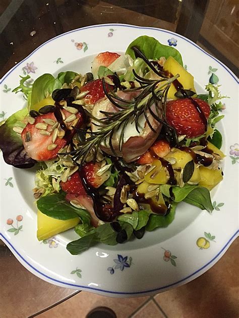 Gebackener Ziegenk Se Im Speckmantel Auf Fruchtigem Salat Mit Honig