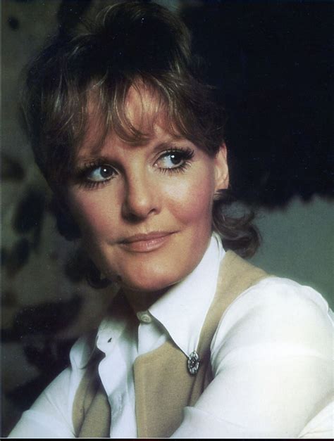 Singer petula clark poses for a portrait in 1982 in los angeles – Artofit